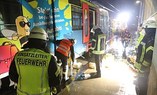 Ein Stadtbahnfahrer hat ein auf den Schienen liegendes Schild übersehen. Aufwendiger Einsatz für die Feuerwehr. - Charlotte Mahncke