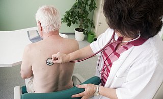 Besuch beim Hausarzt: In Höxter droht ein massiver Mangel an Allgemeinmedizinern. - dpa