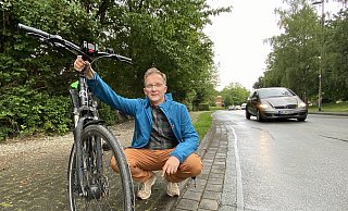 Seit rund 20 Jahren kämpft Bernhard Weil für einen guten und sicheren Radweg, der Bünde und Herford über Hiddenhausen verbindet. - Alexander Jenniches