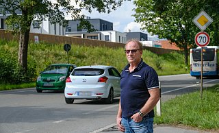 Herr Schabbehard steht an der Jöllenbecker Straße. - Foto: Andreas Zobe/NW
