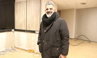 Carlos Ramirez Müller (58) auf seiner 360 Quadratmeter großen Baustelle. In Kürze eröffnet hier der Herrenausstatter sein Geschäft. - Claus Frickemeier