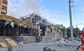 Ein Mann blickt in Kramatorsk auf eine Ladenzeile, die durch einen russischen Angriff zerstört wurde. - Donetsk regional administration/AP/dpa