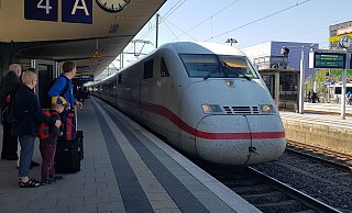 Ein ICE der Deutschen Bahn hält im Bielefelder Bahnhof: Vom 6. bis 13. Juni 2025 wird es dieses Bild nicht geben – alle Fernverkehrszüge zwischen Hamm und Hannover werden umgeleitet. - picture alliance / teutopress