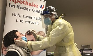Apothekerin Kirsten Peters (r.) testet in voller Schutzkleidung Nicole Möhring. Nach knapp 20 Minuten stellt sich heraus: Das Testergebnis ist negativ. - Anna Klinge