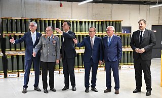 Sie kann bis zu 40 Kilometer weit geschossen werden: Artilleriemunition von Rheinmetall. - Julian Stratenschulte/dpa