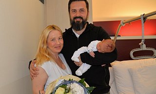 Die Familie ist komplett: Mama Anna und Papa Kristijan zusammen mit Sohn Theo. - Klinikum Herford