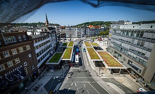 Außer den begrünten Dächern ist der Jahnplatz in Bielefeld eine Betonwüste. Auf die Dächer kann von unten niemand blicken. - Sarah Jonek