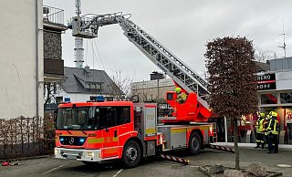 Über eine Drehleiter muss ein Patient aus seiner Wohnung geholt werden. - Ralph Meyer