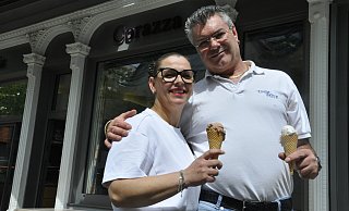 Rheda-Wiedenbrück: Das Eiscafé Corazza am Neuen Wall in Rheda schließt nach 38 Jahren: Massimo und MichaelaCorazza hören schweren Herzens auf. Die beiden Kinder wollen den Betrieb nicht weiterführen. - Rainer Stephan