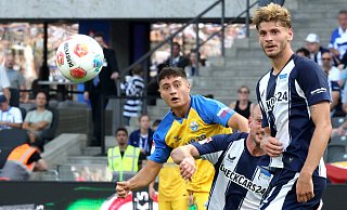 Stefano Marino (in Gelb) kommt beim SC Paderborn regelmäßig in vielversprechende Abschlusssituationen. Hier hat er seine Chance im Spiel bei Hertha BSC. - picture alliance / nordphoto GmbH