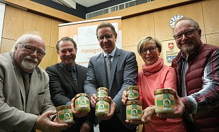 Mit Honiggläsern werben für den Honigtag (v. l.) Norbert Pusch, Thomas Klüner, UIlrich Berger, Karin Bussemas und Martin Lenzmeier. - Jens Reddeker