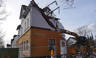 Das letzte Kapitel: Seit dem Wochenende wird das "Speiseatelier" - ehemals Hotel "Zur Post" - abgerissen. - Klaus Karenfeld