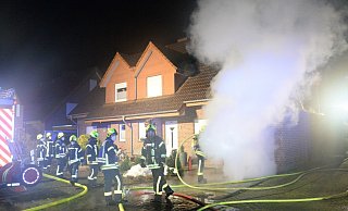 Die EInsatzkräfte hatten das Feuer in der Nacht zu Sonntag rasch unter Kontrolle. - Andreas Eickhoff