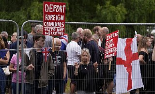 Der Fall eines Asylbewerbers, der eine 14-Jährige im englischen Epping belästigte, wurde zum Anlass für wochenlange Proteste. (Archivfoto) - Jordan Pettitt/PA/AP/dpa