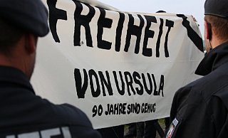 Das Banner trugen die Gegendemonstranten im November 2018.  - Jens Reichenbach