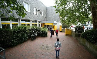 Anstehen ist hier bald nicht mehr nötig: Auch das Kundencenter der Post wechselt womöglich die Straßenseite. - Matthias Gans