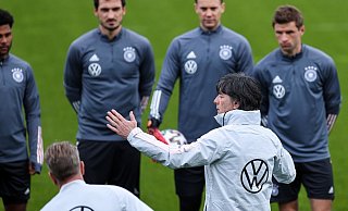 Bundestrainer Joachim Löw (M.) erwartet drei Champions-League-Sieger im EM-Camp. - Foto: Christian Charisius/dpa