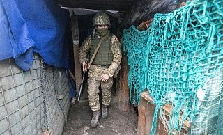 Ein ukrainischer Soldat in einem Schützengraben: Das Land braucht unter anderem «dringend 100.000 Helme und Schutzwesten» für die Freiwilligen. - Foto: Andriy Dubchak/AP/dpa