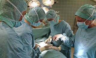 Sind kleine Krankenhäuser ein Risiko für die Patienten? Fachleute sehen das so. In einer Studie für die Bertelsmann Stiftung melden sie sich mit einem radikalen Vorschlag zu Wort. - picture alliance