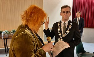 Tobias Scherf bekam von Hilla Zavelberg-Simon nach der Vereidigung zum neuen Bürgermeister die Amtskette überreicht. Die Ratsfrau der Grünen ist im neuen Stadtrat die dienstälteste Mandatsträgerin. - Dieter Scholz
