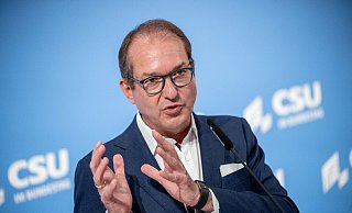 Sobald der «hingetrickste Nachtragshaushalt» im Gesetzblatt stehe, werde die Unionsfraktion Klage einreichen, sagt Alexander Dobrindt. - Foto: Michael Kappeler/dpa