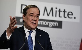Armin Laschet spricht nach der Auszählung der Briefwahl zu Journalisten. - Foto: Michael Kappeler/dpa