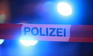 Eine Zwölfjährige ist bei einem Einsatz durch einen oder mehrere Schüsse aus einer Polizeiwaffe lebensgefährlich verletzt worden. (Symbolbild) - David Young/dpa