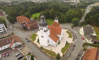 Die Kirche St. Johannes im Ortskern Stukenbrock. Am oberen Bildrand ist die Ölbachaue zu sehen. - Jens Reddeker