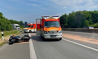 Das Motorrad des schwer verletzten Mannes liegt am Seitenstreifen der B1. - Feuerwehr Paderborn