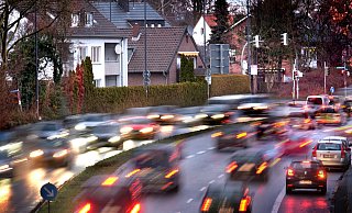 Auf der B 61 endet der Strom der Kfz so gut wie nie. Entsprechend groß die Lärmbelastung der Anwohner im Umfeld. - Andreas Frücht