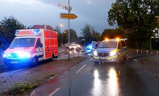 Beim Einfahren auf die B 65 erfasste der KIA-Fahrer das Zweirad. - Polizei Minden-Lübbecke