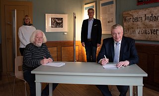 Fritz Ostkämper (vorne l.) und Bürgermeister Daniel Hartmann (vorne r.) haben im den Gestattungsvertrag für das Mahnmal unterzeichnet. - Stadt Höxter