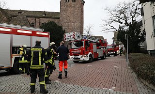 Drei Feuerwehrfahrzeuge inklusive Drehleiter parkten am Gebäude Am Markt. - Simone Flörke