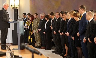 Bundespräsident Frank-Walter Steinmeier und geladene Gäste legen eine Schweigeminute für die Opfer des Ukraine-Krieges ein. - Wolfgang Kumm/dpa