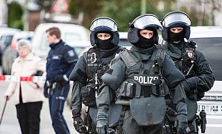 Spezialeinsatzkräfte fassten den Mann - jetzt muss er sich wegen schwerer Straftaten vor Gericht verantworten. - Symbolfoto: Christian Mathiesen (Archiv)