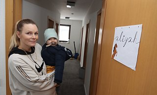 Jennifer Schulz (37) und die sechs Kinder im Alter von 10 Monaten bis 12 Jahren konnten bei dem Brand in Schloßt Holte-Stukenbrock nach draußen retten. - Sigurd Gringel