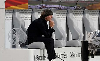 Beharrlich: Joachim Löw sitzt weiter fest im Sattel. Auch wenn das vielen Fans nicht passt. - AFP