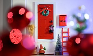 Eine Zaubertür für den Wichtel: Anfang Dezember ziehen in Häuser mit Kindern die Helfer vom Weihnachtsmann ein. - Hendrik Schmidt/dpa