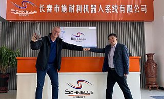 Jun Ma lehrt an der Tonji Universität Shanghai und gilt als Experte für die Automobilindustrie. Er begrüßt seinen deutschen Gesprächspartner mit Handschlag. - privat