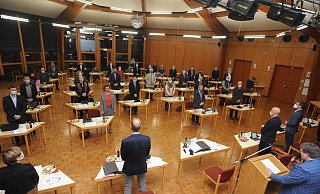 Stemwedes Bürgermeister Kai Abruszat verpflichtete während der ersten Ratssitzung der neuen Wahlperiode die Ratsmitglieder. - Joern Spreen-Ledebur