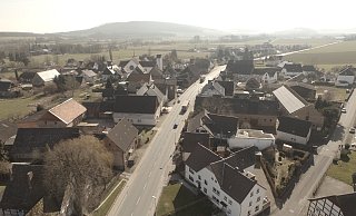 B64: Noch immer führt die Bundestraße durch die Höxteraner Ortschaften Godelheim und Ottbergen. - Jens Reddeker