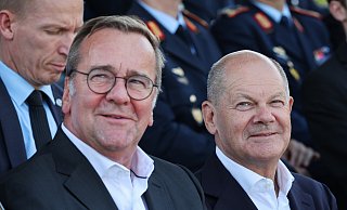 Boris Pistorius (SPD, l.), macht Wahlkampf für seine Partei. Auch Bundeskanzler Olaf Scholz war schon in OWL. - picture alliance/dpa