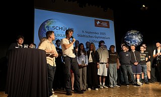 In der "Zukunftskonferenz" stehen die Schülerinnen und Schüler der SGL im Mittelpunkt. Markus Tenkhoff von GetPeople bedankt sich für den engagierten Einsatz, auch bei den Lehrkräften Tim Vormfenne und Jasmin Grotefeld. - Veronika Kinsfator