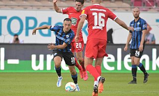 SCP-Spieler Julian Justvan, der es in dieser Szene mit den FCK-Akteuren Dominik Schad (Nr. 20) und Julian Niehues (Nr. 16) zu tun bekommt, stellte auf dem Betzenberg einmal mehr seine Vielseitigkeit unter Beweis. - Imago Images