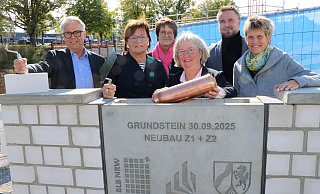Wolfgang Feldmann (v. l.), Gabriele Willems, Martina Gerdes-Kühn, Simone Probst, Unipräsident Matthias Bauer und Sabine Kramm mit der Zeitkapsel der Grundsteinlegung. - Holger Kosbab