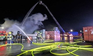 Die Feuerwehr Bad Oeynhausen hatte bei dem Einsatz alle Hände voll zu tun. - Feuerwehr Bad Oeynhausen
