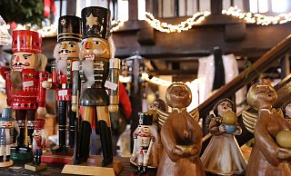 So wie diese Nussknacker stehen noch viele weitere Raritäten beim Charity-Weihnachtsmarkt zum Entdecken bereit. - Moritz Jülich