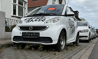 Bis Dienstagabend stand er wochenlang an der Apfelstraße: Der kleine Liefer-Smart mit roter Karte und Schmieraufschriften ("Liefer-Rando" und "Good Italan"). - Susanne Blersch