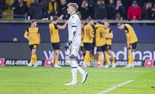 Während die Profis von Dynamo Dresden den Treffer zum 1:0 bejublen, ist Arminia-Keeper Jonas Kersken bedient. - IMAGO/Jan Huebner Während die Profis von Dynamo Dresden den Treffer zum 1:0 bejublen, ist Arminia-Keeper Jonas Kersken bedient. - IMAGO/Jan Huebner