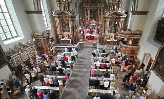 Höxter: Das Vitusfest in Corvey fand aufgrund des unsteten Wetters in der Kirche statt. - Simone Kube